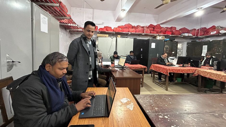 मधुबनी के जिलाधिकारी आनंद शर्मा अपने सहयोगियों का कामकाज देखते हुए (फोटो : पुष्यमित्र)