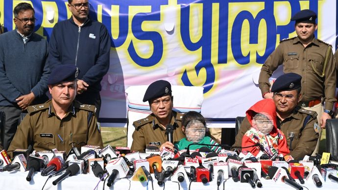 झारखंड की डीजीपी तदाशा मिश्रा 14 जनवरी 2026 को तस्करी के शिकार दो बच्चों को बरामद करने के बाद प्रेस कॉन्फ्रेंस में