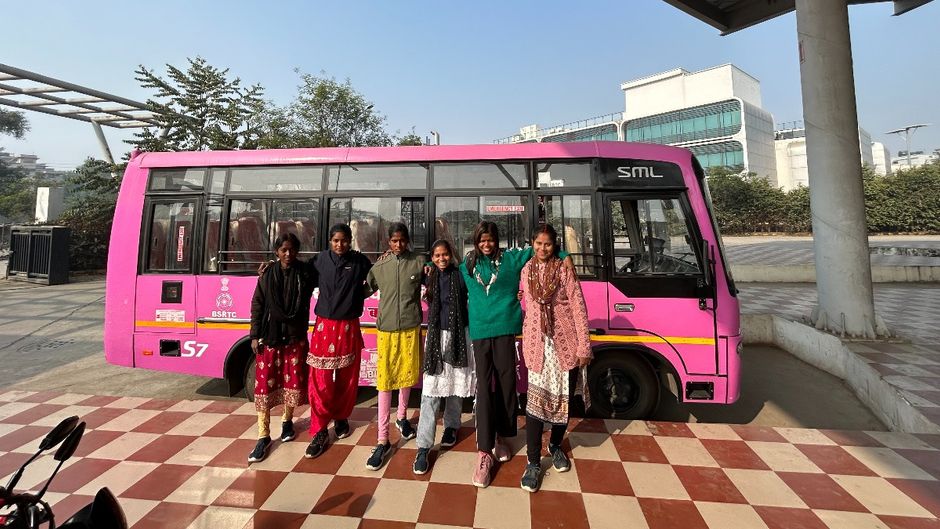 ये छह लड़कियां बिहार की पहली बस ड्राइवर बनेंगी (फोटो : पुष्यमित्र)