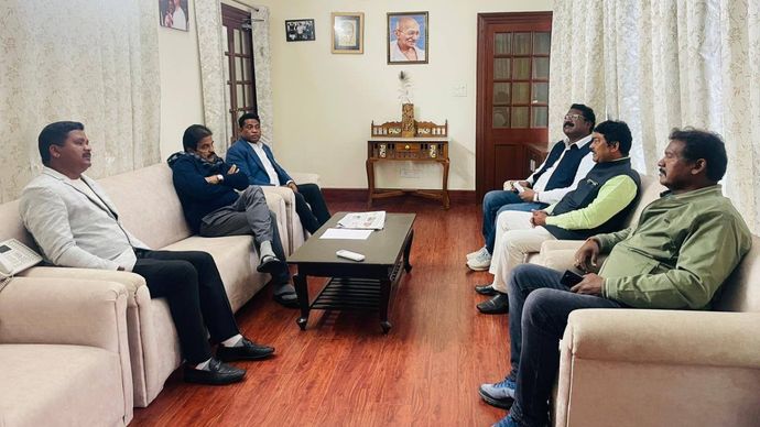 झारखंड कांग्रेस के विधायक दिल्ली में पार्टी महासचिव केसी वेणुगोपाल के साथ