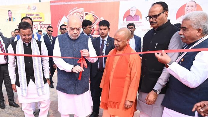 'वन डिस्ट्रिक्ट वन कुज़ीन' योजना का शुभारंभ करते केंद्रीय गृहमंत्री अमित शाह और मुख्यमंत्री योगी आदित्यनाथ