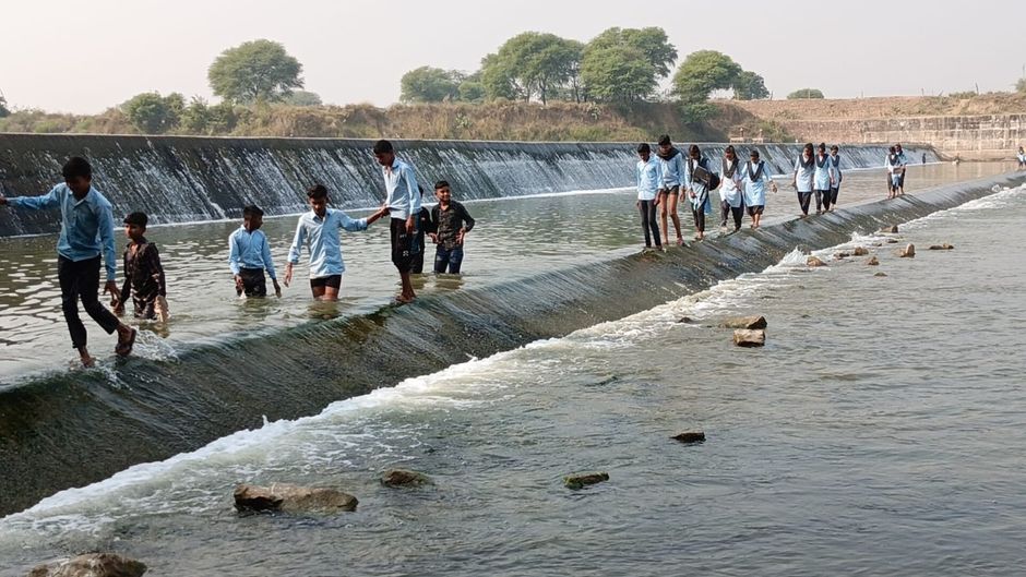 पार्वती नदी पर पुलिया गायब!(Photo: Umesh Mishra/ITG)