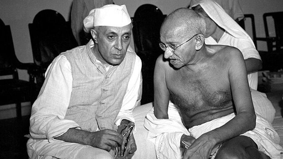 बातचीत करते गांधी और नेहरू, 1946 (फोटो: वीकिमीडिया कॉमन्स)