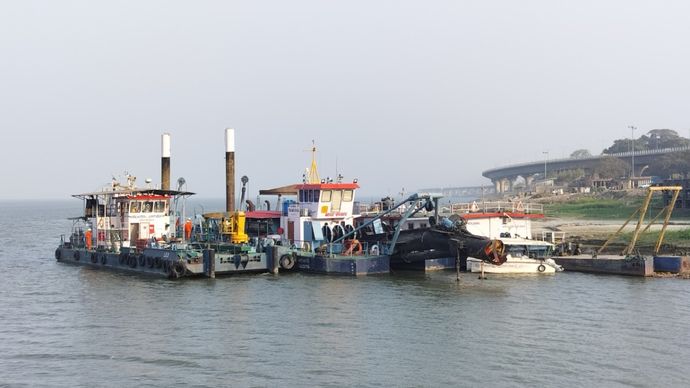 Cargo Ship in Patna, Ganga Water way (Photo by : Pushyamitra)