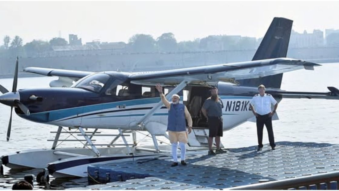 साबरमती नदी पर विशेष विमान से उतरे पीएम मोदी (फाइल फोटो)