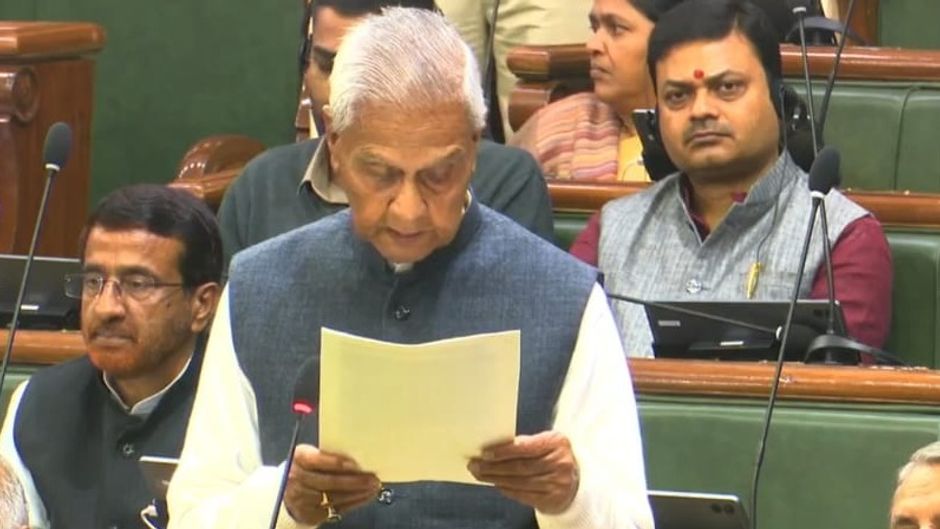 बिहार के वित्त मंत्री बिजेंद्र यादव बजट पेश करते हुए