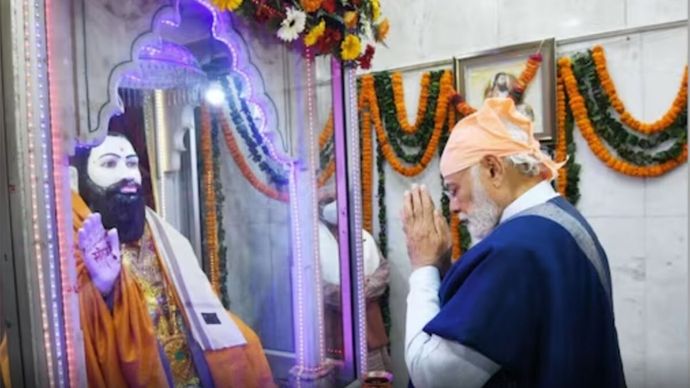 PM Modi offers prayers to Guru Ravidas; (Photo: Twitter/Narendra Modi)