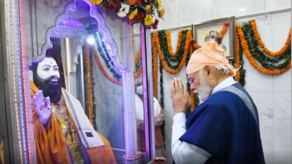 PM Modi offers prayers to Guru Ravidas; (Photo: Twitter/Narendra Modi)
