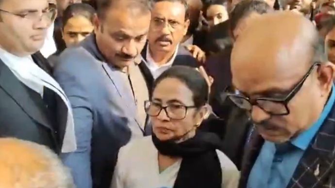 ममता बनर्जी और चुनाव आयोग में SIR पर बढ़ा टकराव