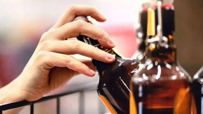 छापा मारकर अवैध शराब जब्त. (Photo: Representational)