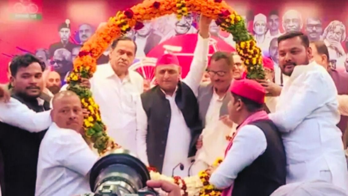 Naseemuddin Siddiqui, Samajwadi Party, Akhilesh Yadav, SP joining, Lucknow SP office, UP politics, Rajkumar Pal, Deenanath Kushwaha, Congress to SP, BSP former minister