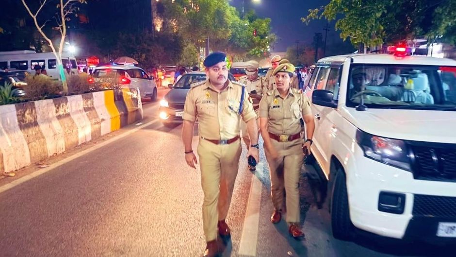 नोएडा में चेकिंग अभियान चलाते अधिकारी. (Photo: twitter)