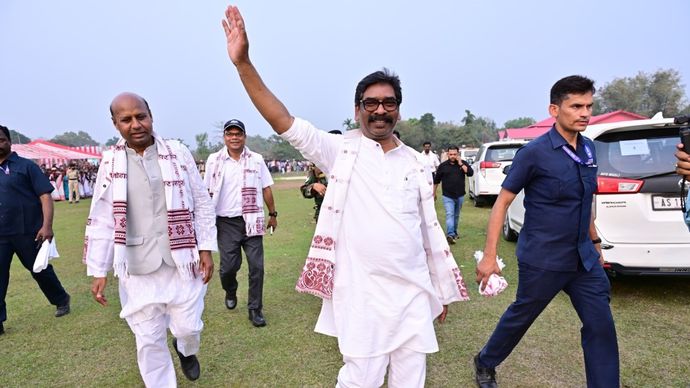 Hemant Soren with JBP Leader Teharu Gorh