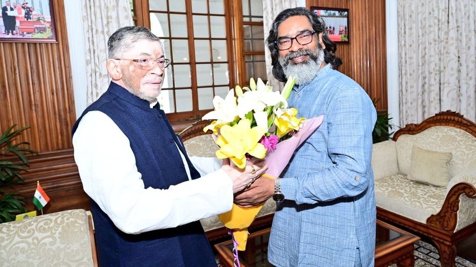 CM Hemant Soren with Governor Santosh Gangwar (file photo)