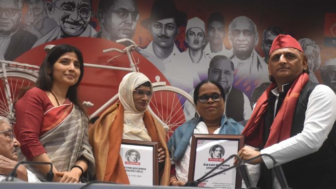 सपा कार्यलय में महिलाओं को सम्मानित करते अखिलेश और डिंपल यादव