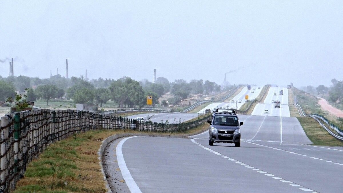 हाइवे निर्माण पर जंग का असर (सांकेतिक तस्वीर)