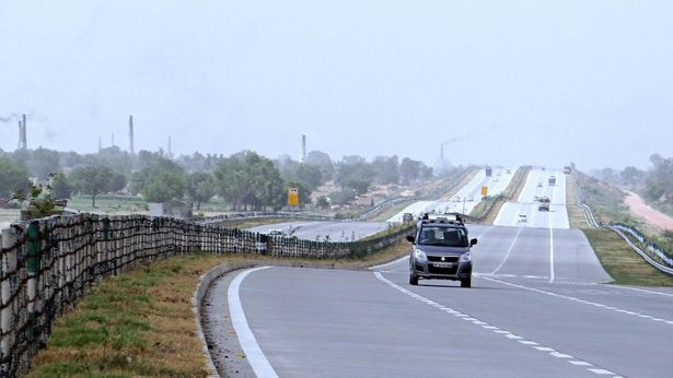 हाइवे निर्माण पर जंग का असर (सांकेतिक तस्वीर)