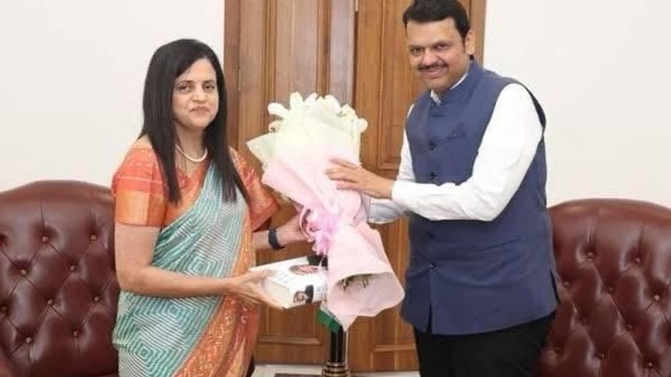 BMC आयुक्त अश्विनी भिड़े को शुभकामनाएं देते CM देवेंद्र फडणवीस