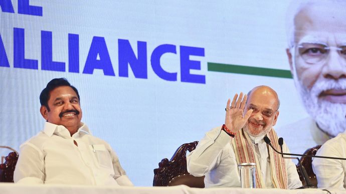 BJP नेता अमित शाह AIADMK नेता पलानीस्वामी के साथ