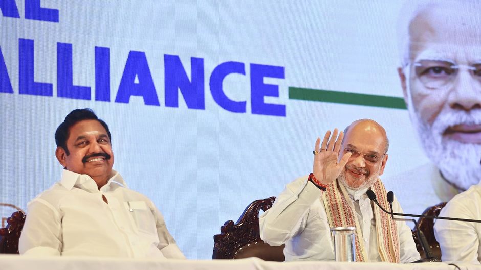 BJP नेता अमित शाह AIADMK नेता पलानीस्वामी के साथ
