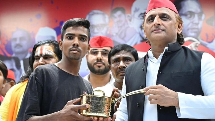 Akhilesh yadav meet Aryan