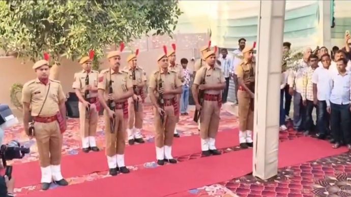 राजस्थान सरकार के मंत्री के यहां शादी के कार्यक्रम में गार्ड ऑफ ऑनर देते पुलिस के जवान