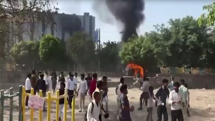 नोएडा में अपनी मांगों को लेकर सड़कों पर कर्मचारी. (File Photo: ITG)