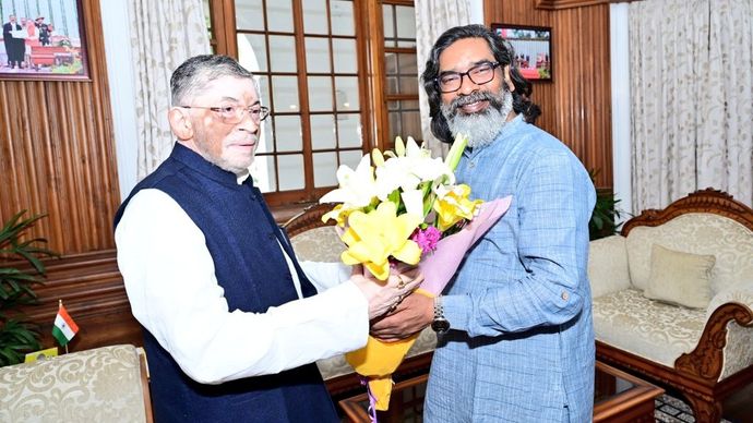 CM Hemant Soren with Governor Santosh Gangwar (file photo)