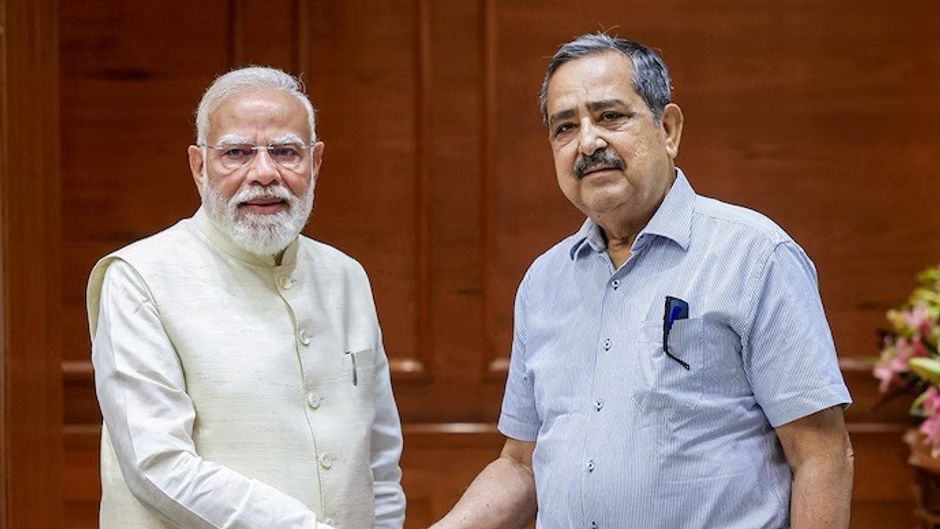 पीएम नरेंद्र मोदी के साथ अशोक लाहिड़ी