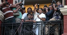 इंडिया टुडे आर्काइव : जब ममता बनर्जी बनीं 'पोरिबोर्तन’ का प्रतीक साल 2011 में राइटर्स बिल्डिंग से लोगों का अभिवादन करतीं ममता बनर्जी