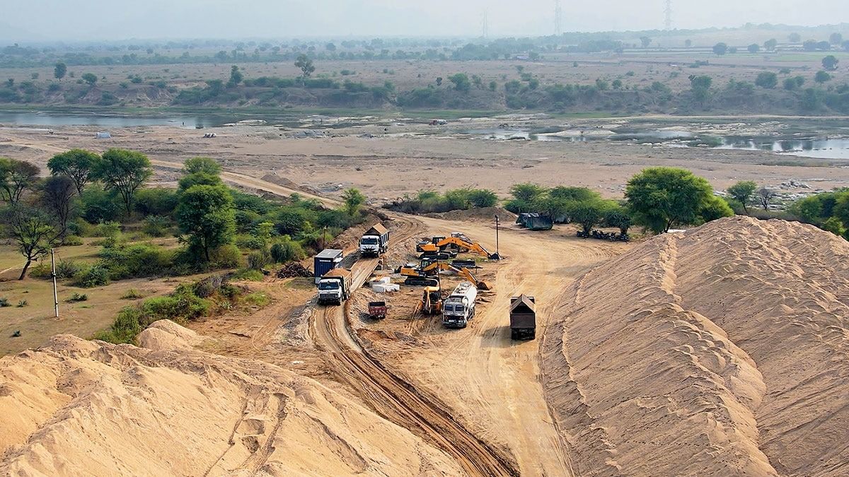 राजस्थान के टोंक में हो रहे अवैध रेत खनन की तस्वीर