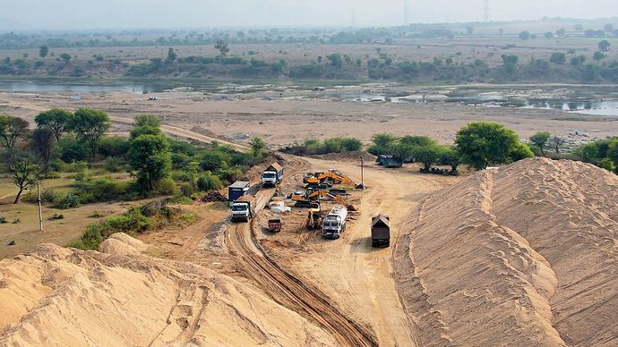 राजस्थान के टोंक में हो रहे अवैध रेत खनन की तस्वीर