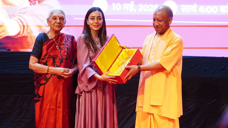 Sanskriti Patel with Yogi Adityanath