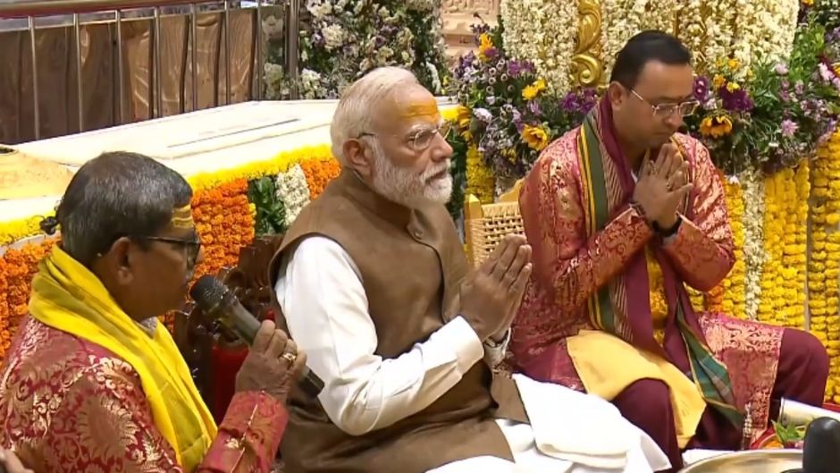 PM मोदी ने सोमनाथ मंदिर में पूजा की. (Photo-X/BJP Gujarat)