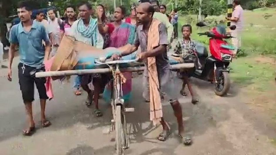 Odisha a man carrying dead body of his sister