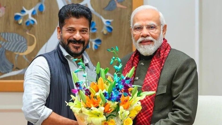प्रधानमंत्री मोदी के साथ सीएम रेड्डी (बाएं)