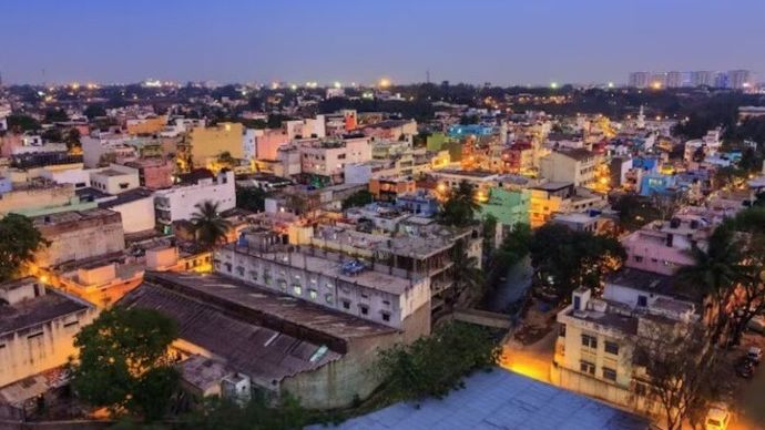छोटे शहरों में किफायती रेट पर बड़े घर मिल रहे हैं.