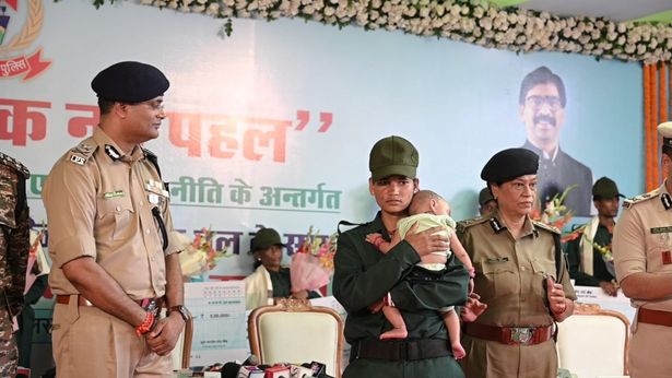 Maoist Surrender in Jharkhand (Photo : Ramiz and Abhishek Karn)