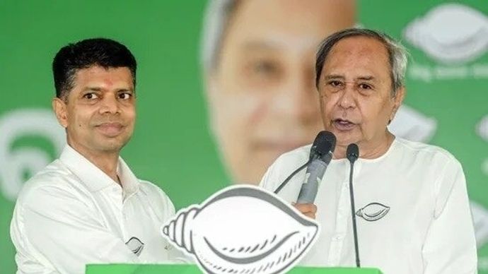 नवीन पटनायक के करीबी वीके पांडियन (बाएं) ने रविवार को सक्रिय राजनीति से संन्यास ले लिया