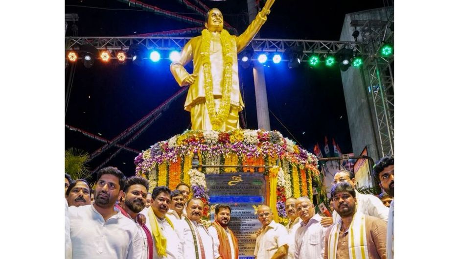 NTR की प्रतीमा का अनावरण करते रेवंत रेड्डी