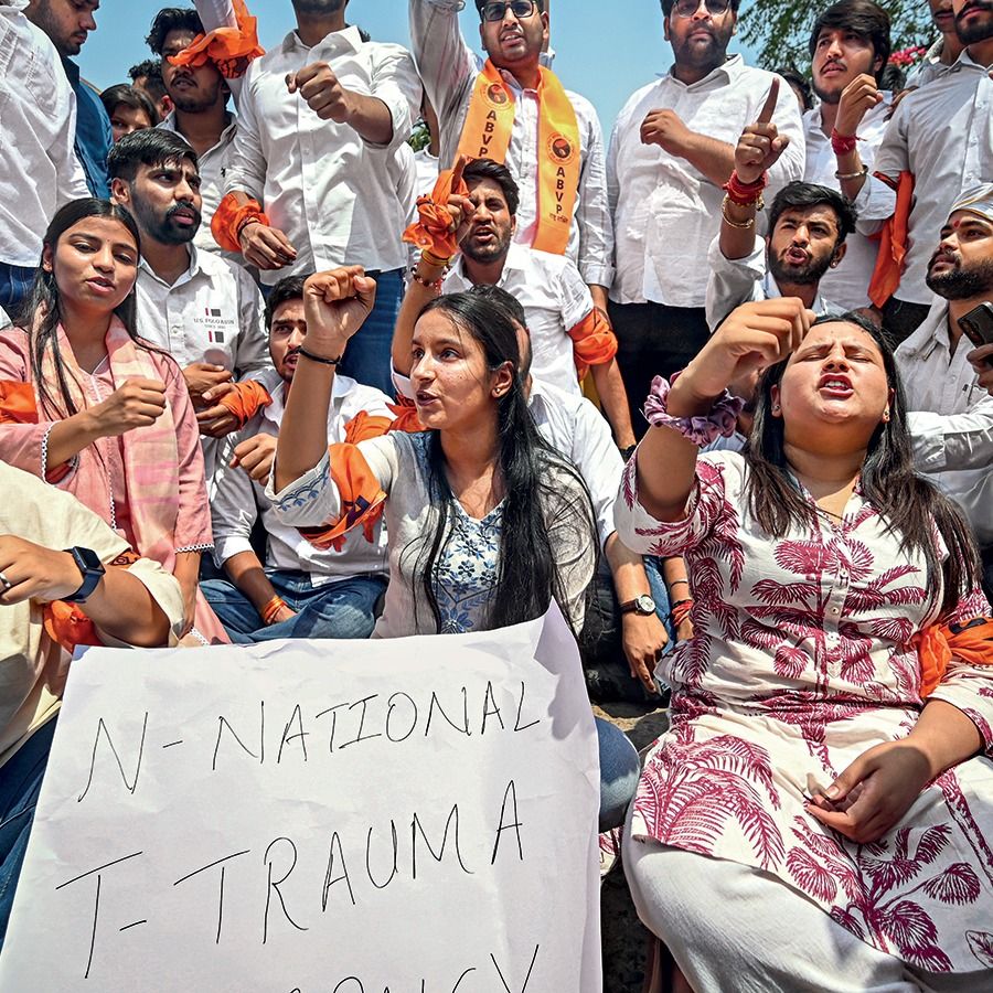 नीट पेपर लीक के विरोध में एबीवीपी कार्यकर्ता 13 मई को एनटीए कार्यालय के बाहर प्रदर्शन करते हुए 