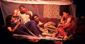 उनके दिखने की पॉलिटिक्स एलिफैंट्स इन द फॉग फिल्म का एक दृश्य