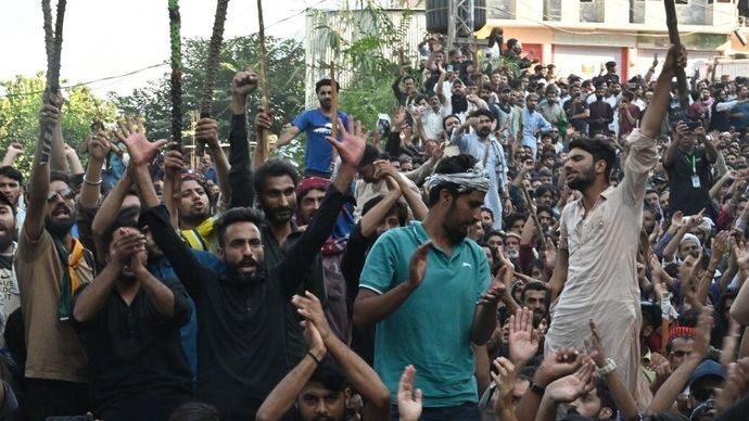 POK में प्रदर्शनकारियों पर चली गोली