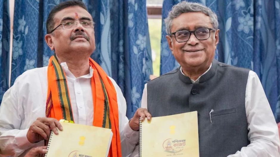 बजट 2026-27 की कॉपी दिखाते CM सुवेंदु अधिकारी और वित्त मंत्री स्वप्न दास गुप्ता
