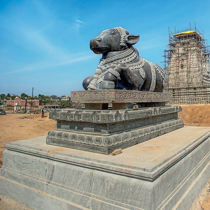 इटावा में बन रहे केदारेश्वर महादेव मंदिर के आगे ग्रेनाइट से तैयार नंदी की प्रतिमा