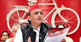 अपनों से ही जंग! 2027 से पहले सपा में क्यों बढ़ रही है गुटबाजी? अखिलेश यादव. (File Photo: ITG)