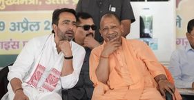 जाट-मुस्लिम राजनीति छोड़ हिंदुत्व की तरफ झुक रहे जयंत? RLD अध्यक्ष जयंत चौधरी मुख्यमंत्री योगी आदित्यनाथ के साथ (फाइल फोटो)