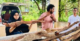 मुस्लिम महिला ने किया संघ के पूर्व कार्यकर्ता का अंतिम संस्कार, विवाद क्यों छिड़ा? पूर्व संघ कार्यकर्ता के अंतिम संस्कार के दौरान इरफाना