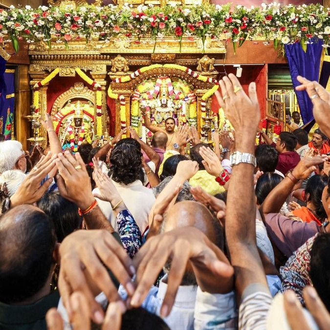 तिरुपति बालाजी मंदिर के भीतर श्रद्धालु 