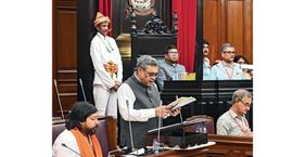 बंद कारखानों की जमीनों से निकलेगा उद्योगीकरण का रास्ता! बंगाल के वित्त मंत्री स्वपन दासगुप्त 22 जून को बजट पेश करते हुए